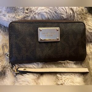 Michael Kors Jet Set Travel signature logo smartphone wallet (Retail $158)